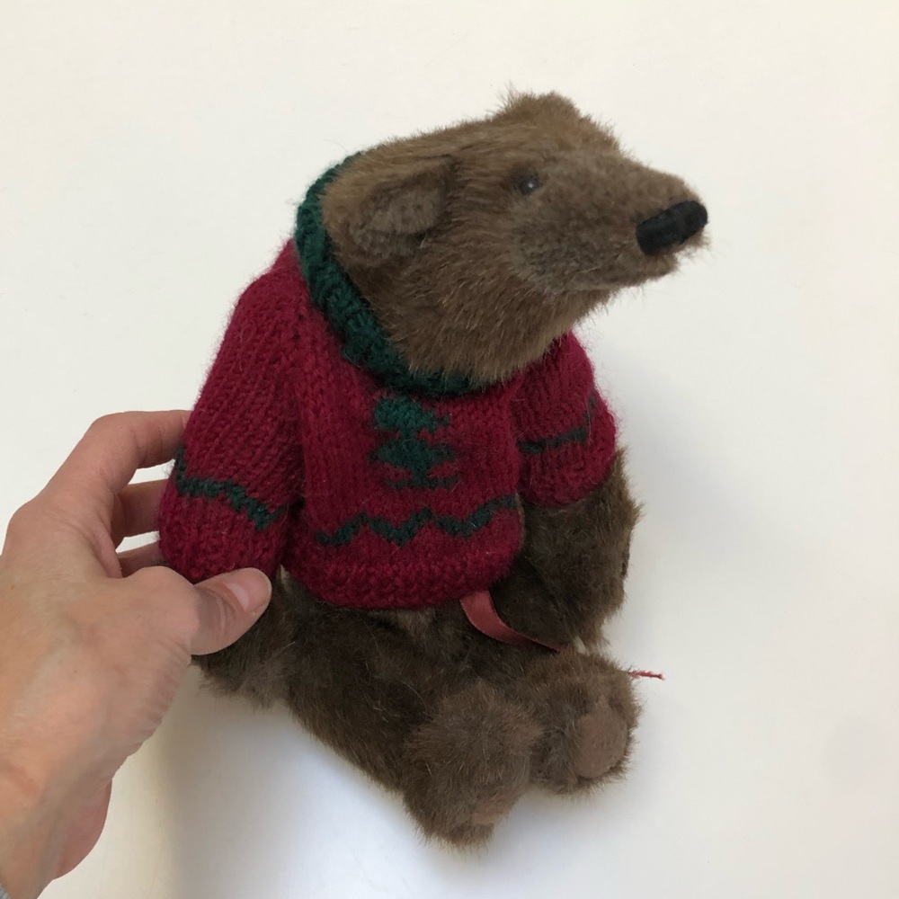 Jointed bear in sweater